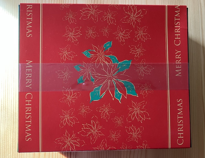 クリスマスのお菓子詰め合わせ、ポインセチアが描かれた赤い箱