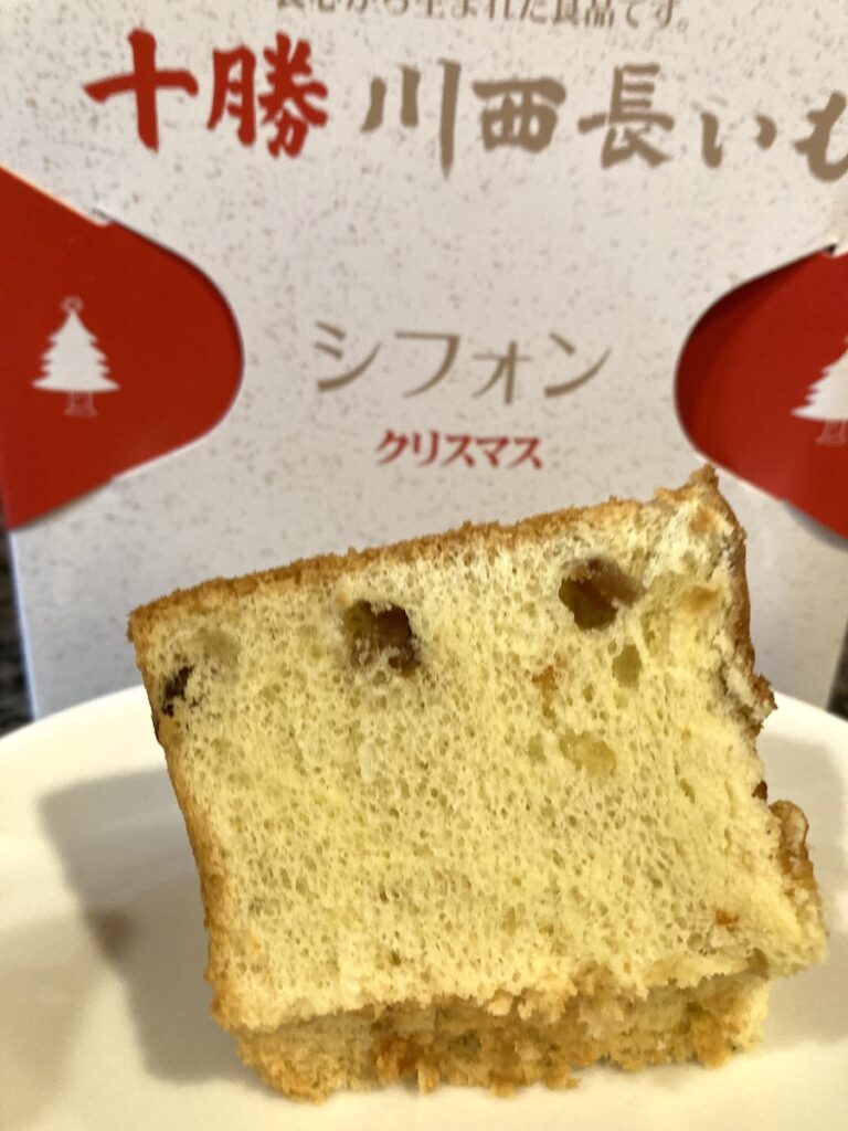 カットされた六花亭のシフォン「クリスマス」がのったお皿